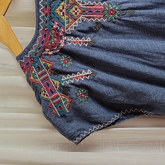 Johnny Was Embroidered Blue V-Neck Tee Size M - Picture 6 of 7